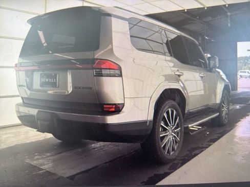 Used 2024 Lexus GX 550 AWD/4WD image 3