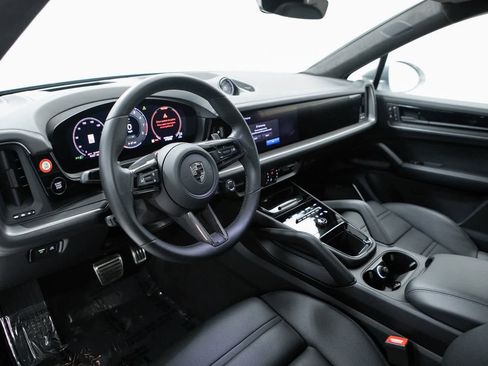 Certified 2025 Porsche Cayenne Turbo image 4