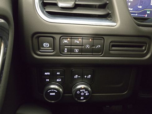 Used 2022 GMC Yukon SLT w/ SLT Premium Package image 31