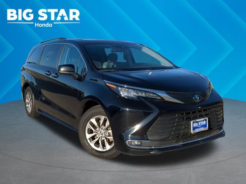 Used 2023 Toyota Sienna XLE image 1