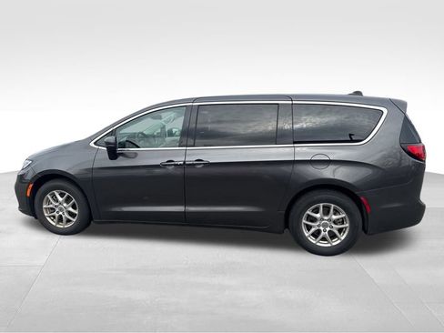 Used 2023 Chrysler Pacifica Touring-L image 2