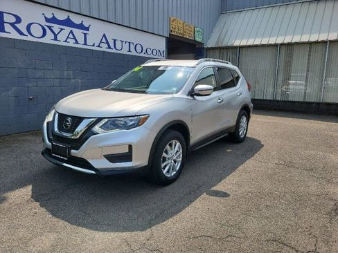 Used 2018 Nissan Rogue SV image 2