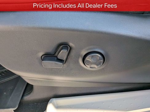 Used 2024 Chrysler Pacifica Limited w/ Uconnect Theater Family Group FWD image 21