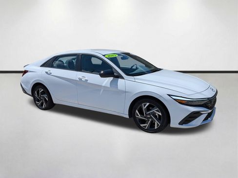 Used 2025 Hyundai Elantra SEL FWD image 2