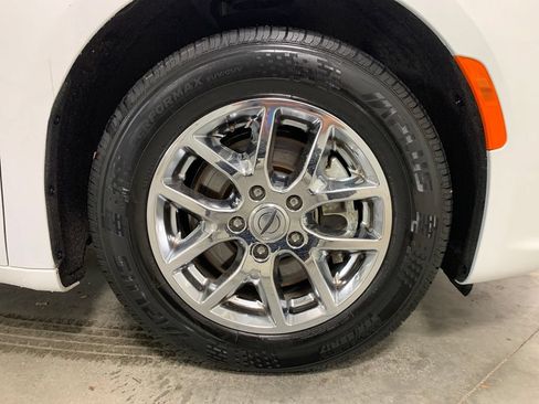 Used 2024 Chrysler Pacifica Touring-L FWD image 13
