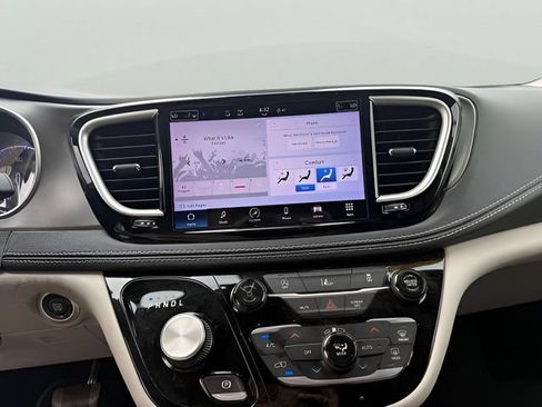 Used 2022 Chrysler Pacifica Touring-L FWD image 16