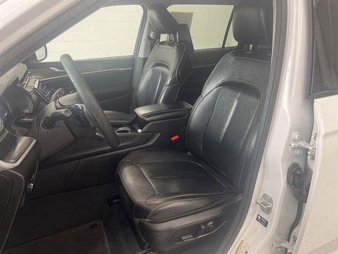 Used 2023 Jeep Grand Cherokee L Limited w/ Rear Seat Video Group I AWD/4WD image 15