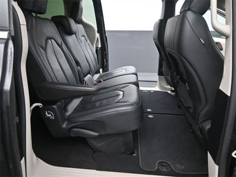 Used 2019 Chrysler Pacifica Touring-L image 15