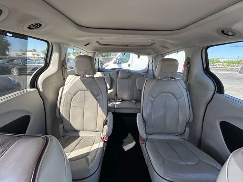 Used 2019 Chrysler Pacifica Limited image 14