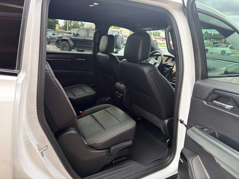Used 2024 GMC Acadia AT4 w/ Luxury Package AWD/4WD image 8