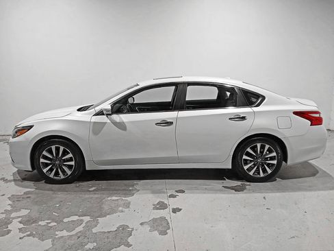 Used 2017 Nissan Altima 2.5 SL w/ Moonroof Package FWD image 4