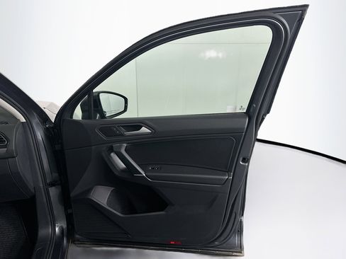 Used 2020 Volkswagen Tiguan SE image 31