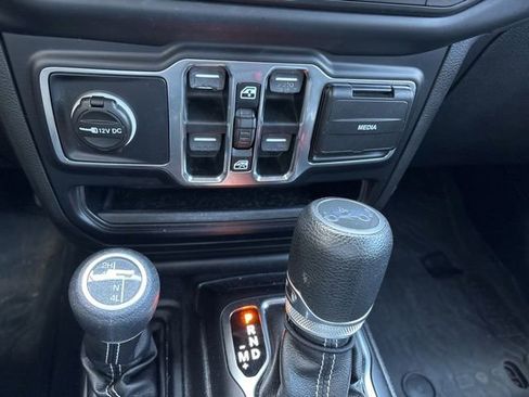 Used 2019 Jeep Wrangler Unlimited Sahara w/ Uconnect 4C Nav & Sound Group AWD/4WD image 19