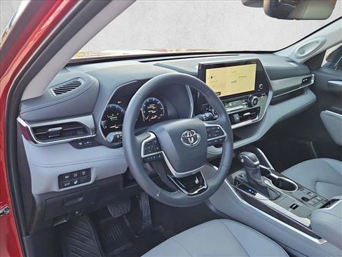 Used 2025 Toyota Highlander Limited FWD image 10