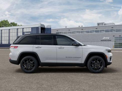 Used 2025 Jeep Grand Cherokee Limited AWD/4WD image 21