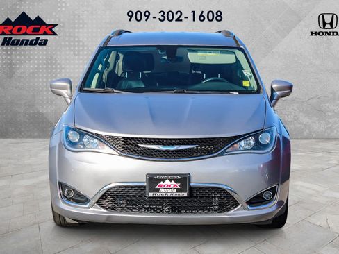 Used 2018 Chrysler Pacifica Touring-L image 2