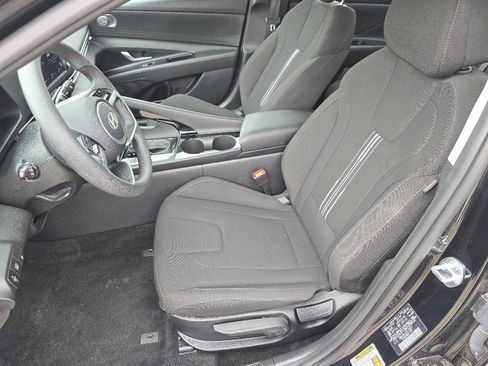 Used 2025 Hyundai Elantra Hybrid FWD image 18