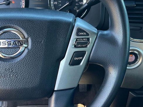 Used 2018 Nissan Titan SV image 19