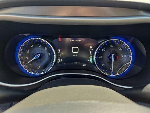 Used 2024 Chrysler Pacifica Touring-L FWD image 22