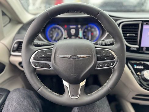 Used 2023 Chrysler Pacifica Touring-L image 6