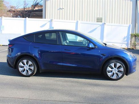 Used 2023 Tesla Model Y Long Range image 9
