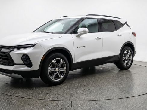 Used 2025 Chevrolet Blazer LT FWD image 3