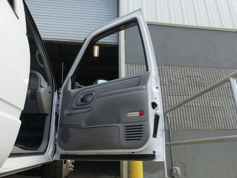 Used 2000 Chevrolet Silverado 3500 2WD Crew Cab image 75