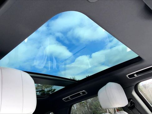 Used 2025 Land Rover Range Rover Sport SE image 13