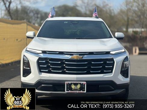 Used 2025 Chevrolet Equinox LT w/ Convenience Package II image 2