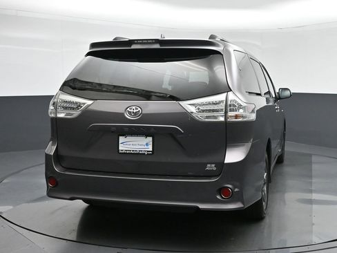 Used 2020 Toyota Sienna SE Premium image 6