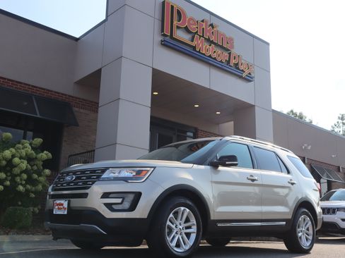 Used 2017 Ford Explorer XLT FWD image 27