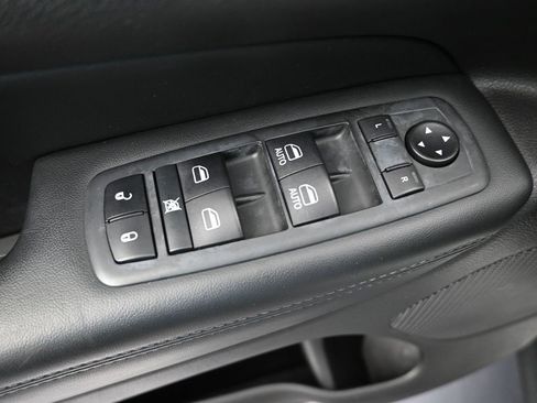 Used 2020 Jeep Grand Cherokee Laredo w/ Laredo X Package image 11