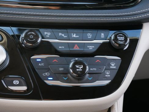 Used 2022 Chrysler Pacifica Limited w/ Uconnect Theater Family Group AWD/4WD image 22