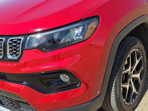 Used 2025 Jeep Compass Limited image 9