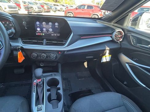 Used 2025 Chevrolet Trax RS w/ Sunroof Package image 17