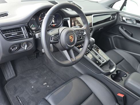 Certified 2025 Porsche Macan image 4