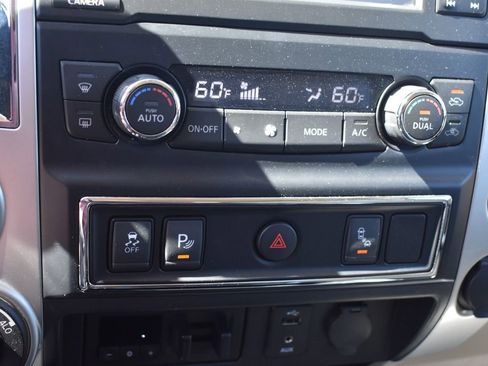 Used 2018 Nissan Titan SV w/ SV Convenience Package image 34