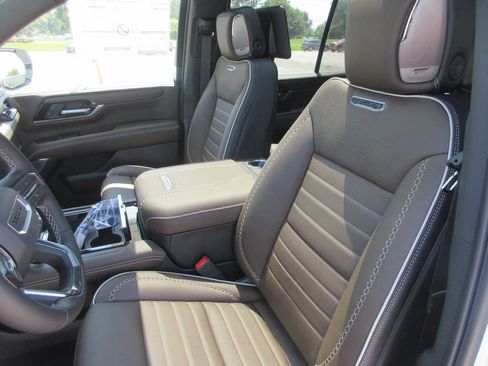 New 2026 GMC Yukon Denali Ultimate AWD/4WD image 11