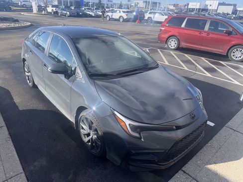 Used 2025 Toyota Corolla SE image 2