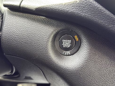 Used 2019 Jeep Cherokee Latitude Plus w/ Cold Weather Group image 8