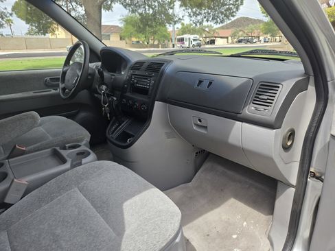 Used 2005 Kia Sedona LX w/ Value Pkg image 20
