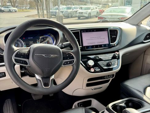 Used 2024 Chrysler Pacifica Touring-L image 6