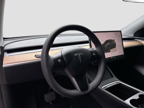 Used 2024 Tesla Model Y 2WD image 9