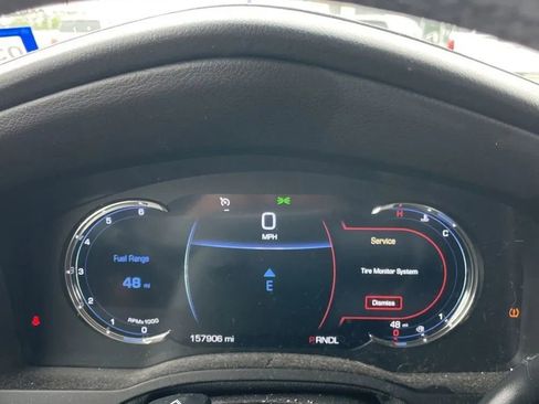 Used 2017 Cadillac Escalade ESV Luxury AWD/4WD image 30