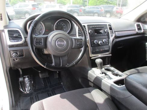 Used 2013 Jeep Grand Cherokee Laredo AWD/4WD image 28