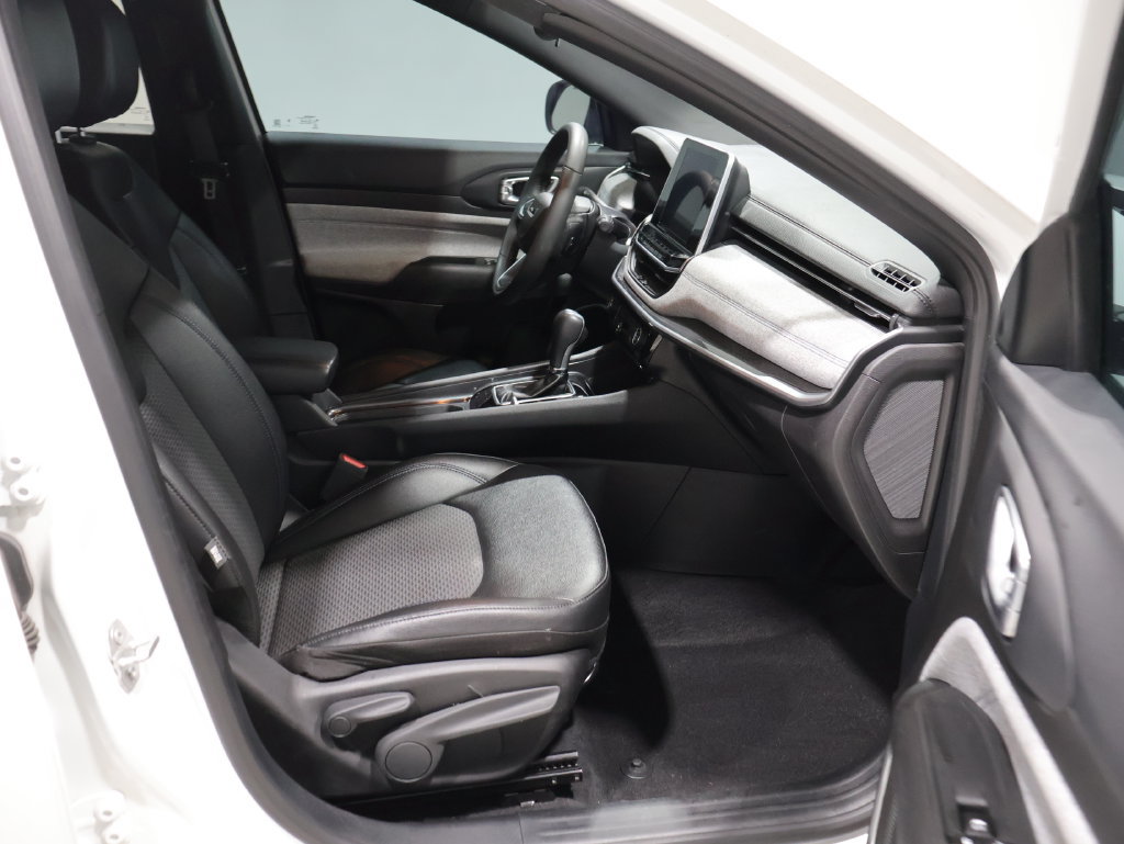Used 2025 Jeep Compass Latitude AWD/4WD image 22