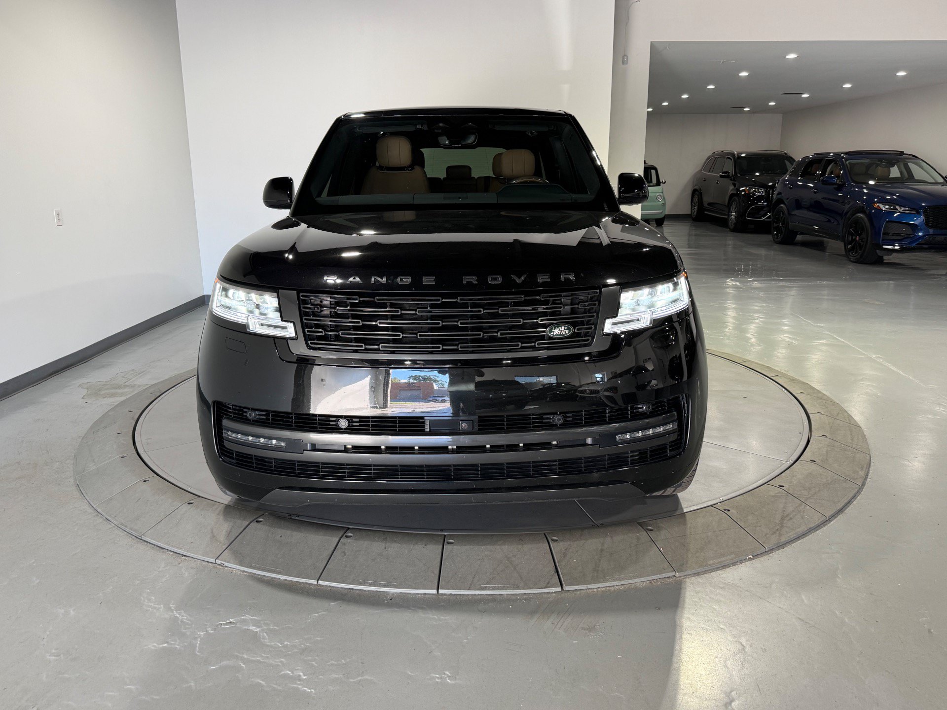 Used 2024 Land Rover Range Rover Long Wheelbase SE AWD/4WD image 4