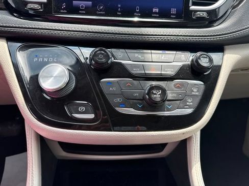 Used 2021 Chrysler Pacifica Limited AWD/4WD image 28