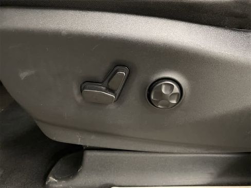 Used 2024 Chrysler Pacifica Touring-L image 14