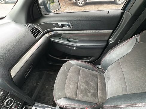 Used 2018 Ford Explorer XLT w/ Equipment Group 202A AWD/4WD image 14